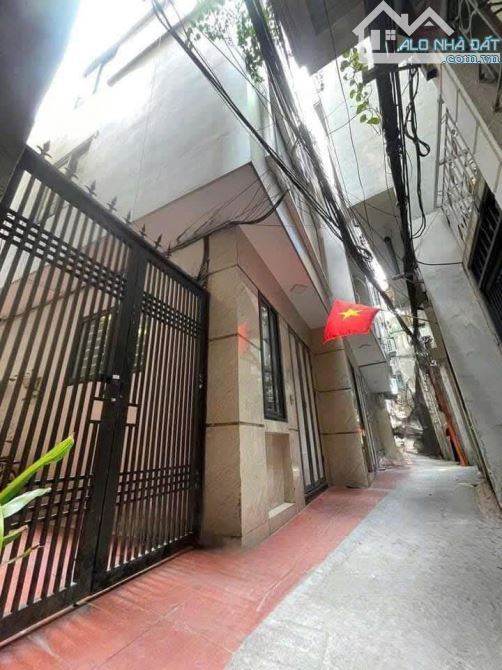 Đường Láng Đống Đa -Lô góc 2 thoáng nội thất  ngõ thông sổ vuông 35m² 5 tầng giá 7.6 tỷ