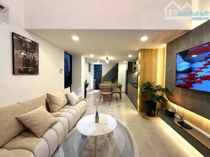 Bán nhà HXH 3 mặt tiền Trường Sa, Quận 3 – 3PN, full nội thất – Giá chỉ 8.98 Tỷ