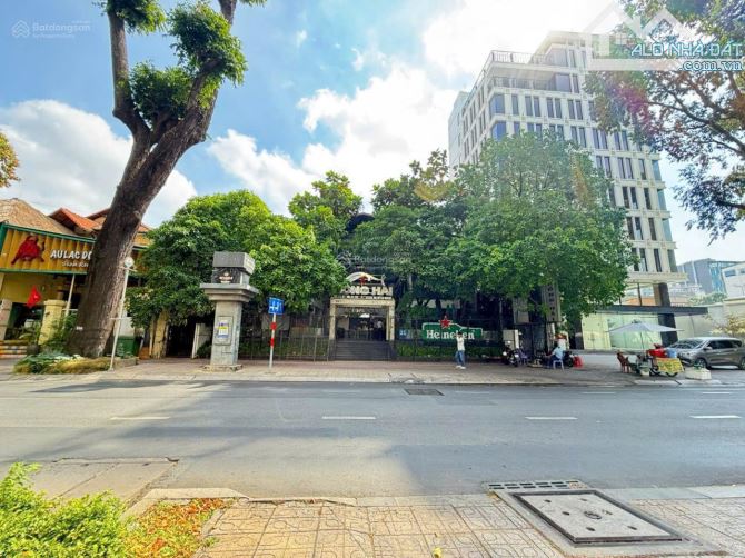 Cần bán nhà MT 236 Pasteur , p.6 , Quận 3 DT: 22m x 28m công nhận 607m2. KC: Hầm - 3 tầng