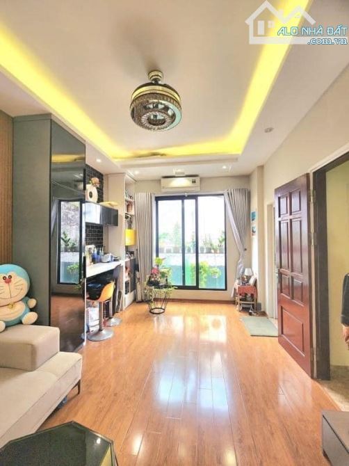 Bán nhà phân lô ô tô tránh phố Hào Nam 40m, 5 tầng mặt tiền 3,8m