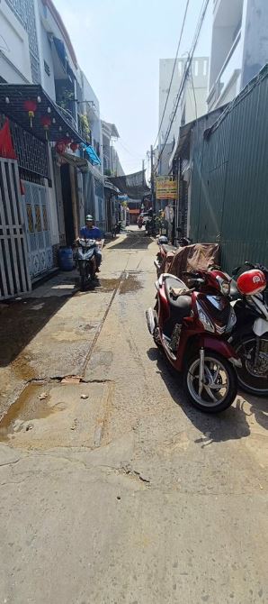 Bán gấp nhà mới, vào ở ngay, gần ngã tư Bốn xã, 3 tầng, giá 4.6 tỷ TL