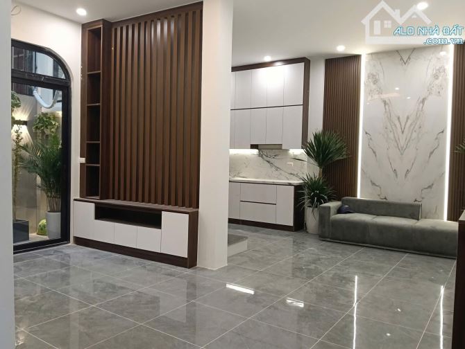 Hạ 1 tỷ nhà 50m ra phố Lạc Long Quân Cầu Giấy ngõ to thông 5T 48m2 MT 5.2m đủ nội thất