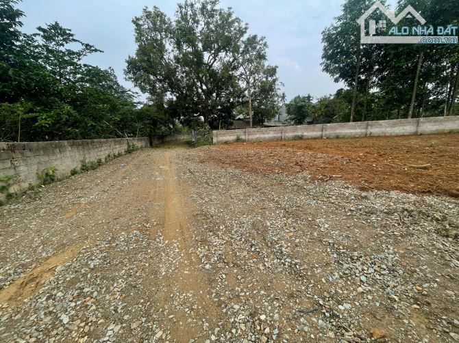 Đất đẹp thôn Bài Yên Bài Ba Vì diện tích 720m cách trục chính ủy ban chỉ khoảng 200m.