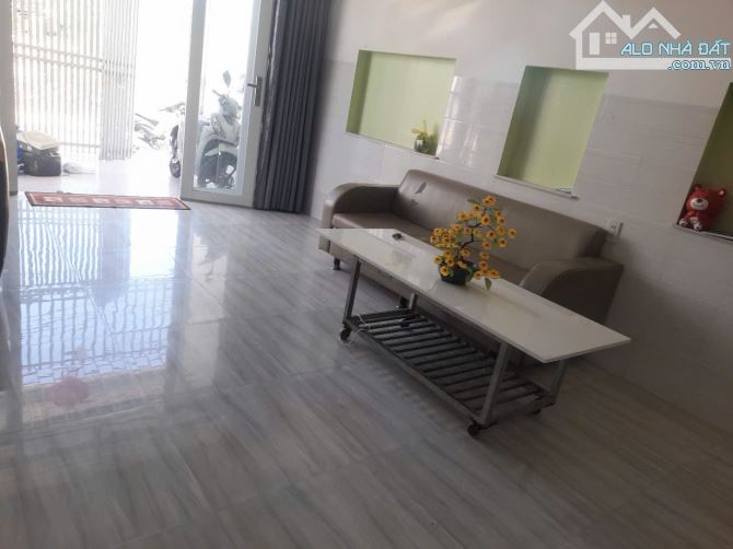 Bán nhà hòn xện còn mới 90%, có 3 phòng ngủ , đường thông 7m gần công viên, gần biển 1km