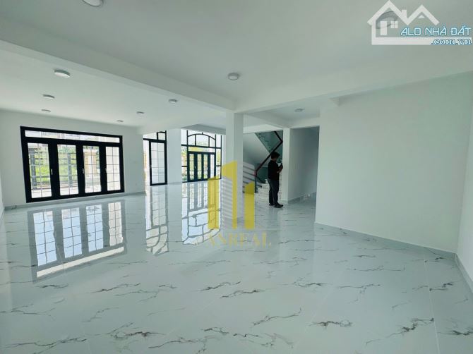 BIỆT THỰ VĂN PHÒNG SÀN TRỐNG GIÁ 90 TRIỆU - THANG MÁY