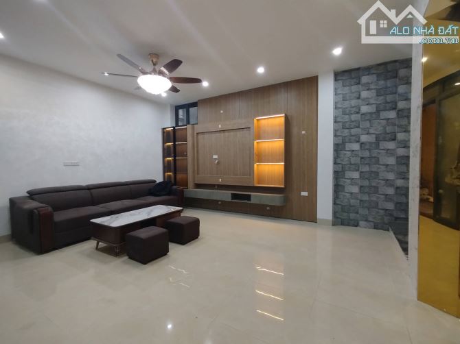 Bán nhà Hoàng Ngân, VIP nhất Thanh Xuân 36M2 ,6 tầng, Thang máy, hơn 8 tỷ