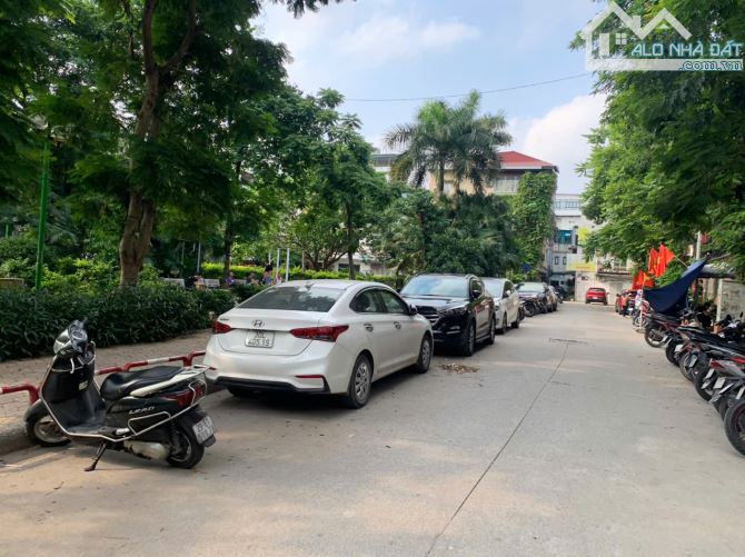 Gấp- Bán nhà Hoàng Cầu- 7 tầng- ngõ thông- oto nhỏ vào- 5M oto tránh- DT 40/45M.