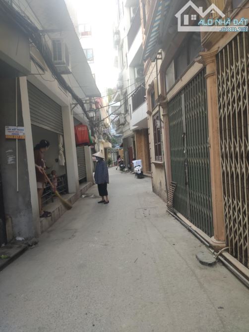 Bán nhà Xuân La, diện tích 40m2, 5 tầng, 6 phòng ngủ. Giá 7.3 tỷ (có thương lượng)