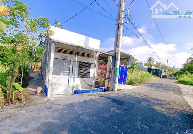Bán gấp căn nhà MT ở xã Thới Tam Thôn , Hóc Môn 100m2 giá chỉ 925tr
