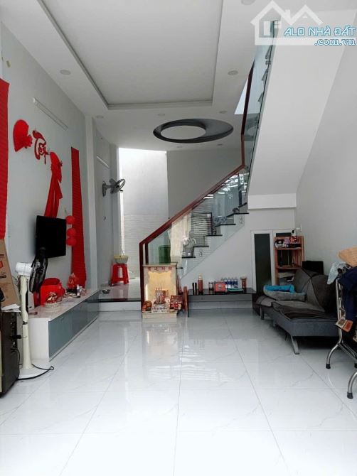 BÁN NHÀ  ĐẸP 2 TẦNG  HẺM  XE HƠI TRÁNH  GIÁP ĐƯỜNG  LÊ VĂN VIỆT P HIỆP PHÚ  GIÁ CHỈ  4,85