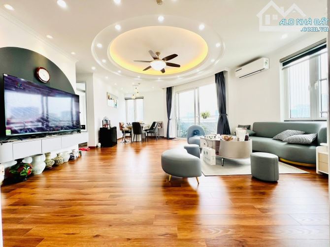 Nhà lô góc 3 mặt thoáng – Mặt phố Nguyễn Chí Thanh – 105m² – 3PN – 2WC – 8.6 tỷ