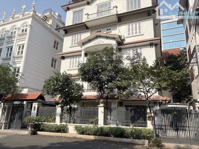 Cho thuê nhà Lạc Long Quân, Tầy Hồ, 130m2 x 4 tầng, 55tr