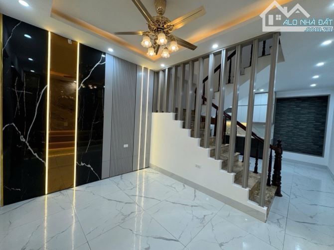 Bán nhà Đê La Thành,DT:38m,MT hơn 4m,gần ô tô,Giá 6,5 tỷ
