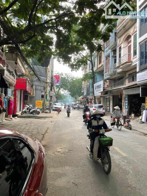 Bát gấp siêu phẩm nhà 4 tầng hơn 5tỷ  tại thị trấn Đông Anh gần chợ kinh doanh ngày đêm