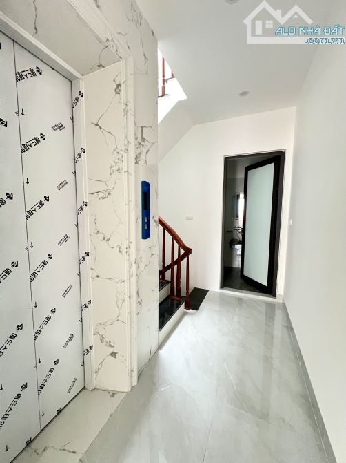 HƠN 8 TỶ CÓ 37M2  NHÀ 5 TẦNG THANG MÁY  PHỐ LA THÀNH THÔNG HÀO NAM - 30M GẶP Ô TÔ