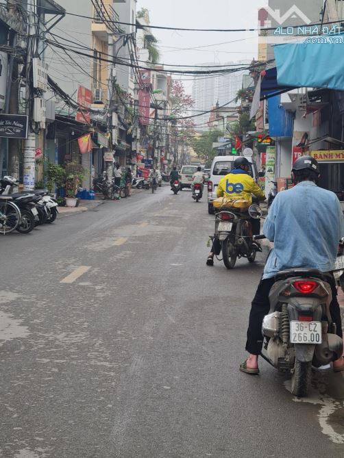 Bán nhà mặt phố chợ tại Tam Trinh - 2 thoáng view hồ Vỉa hè -140m2 x 3 tầng - 23.5 tỷ