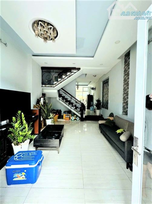 9 TỶ HƠN - NHÀ ĐẸP QUẬN 10 - XE HƠI VÀO NHÀ - NGAY CHỢ HÒA HƯNG - 57M2 2 TẤM - MỞ VP CTY