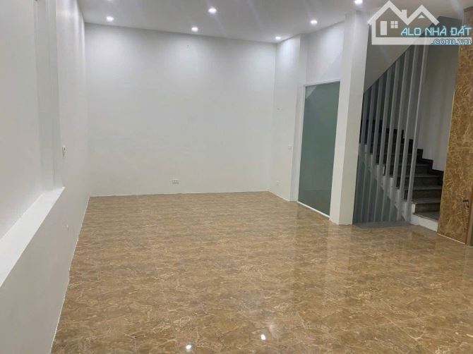 Cho thuê nhà mặt phố Thái Hà, DT 45m2x6 tầng+hầm, MT 4.6m, Giá 75tr
