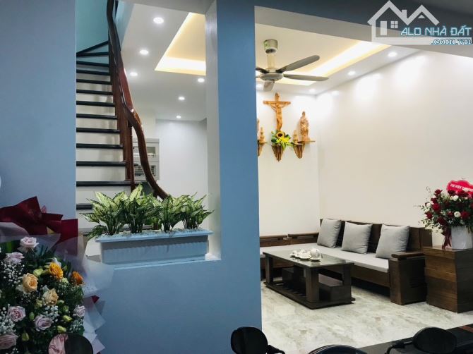 Bán nhà dân xây gần Uỷ ban Vân Canh ô tô đỗ cửa nội thất xịn 40m2 4 tầng mặt tiền 4m5