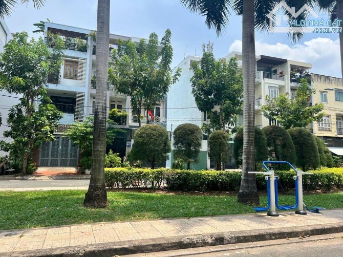 Duy nhất 1 căn ngang bề thế đường nhựa- CN 90m2 P.13 Đặng Thuỳ Trâm, đối diện công viên