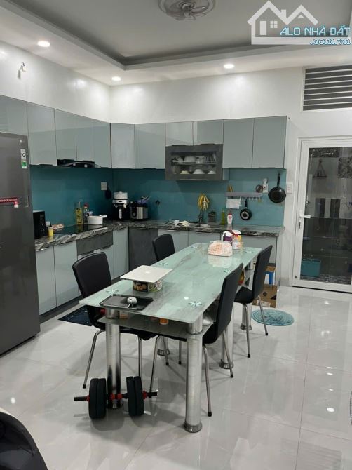 CUỐN HÚT ! NHÀ BÁN ĐƯỜNG SỐ 8 Q6 - ĐỐI DIỆN DINH THỰ XA HOA (4X18,5) 3 LẦU. CHỈ 15 TỶ TL