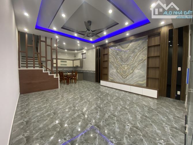 Siêu phẩm căn góc 3,5 tầng cực đẹp mặt đường kinh doanh, buôn bán gần trung tâm quận Kiến