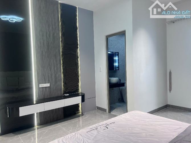 Nhà 3 tầng, mới xây cách biển vài phút đi bộ