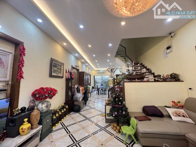 Bán nhà phố Ngô Xuân Quảng, Gia Lâm - 100 m2, MT 5m - Vỉa hè, ô tô tránh - Giá 16.1 tỷ