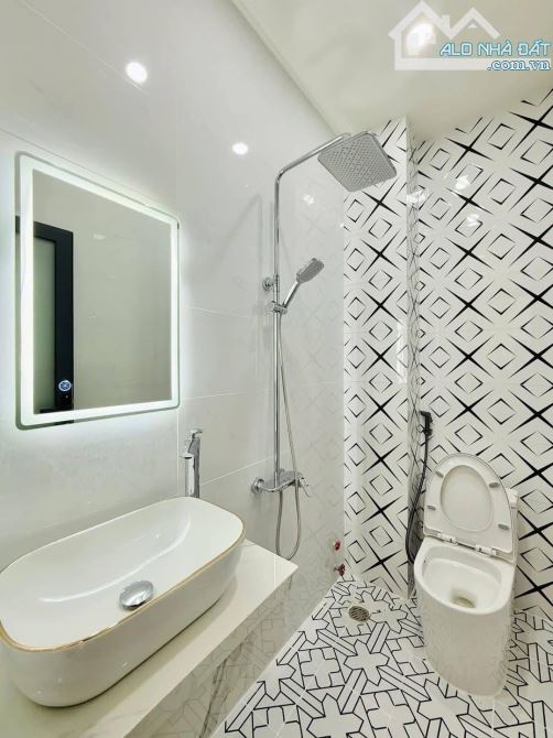 Đi nước ngoài định cư, bán gấp nhà ngay Khuông Việt, Tân Phú. Giá: 2 Tỷ 850 / 52m2. SHR - 10