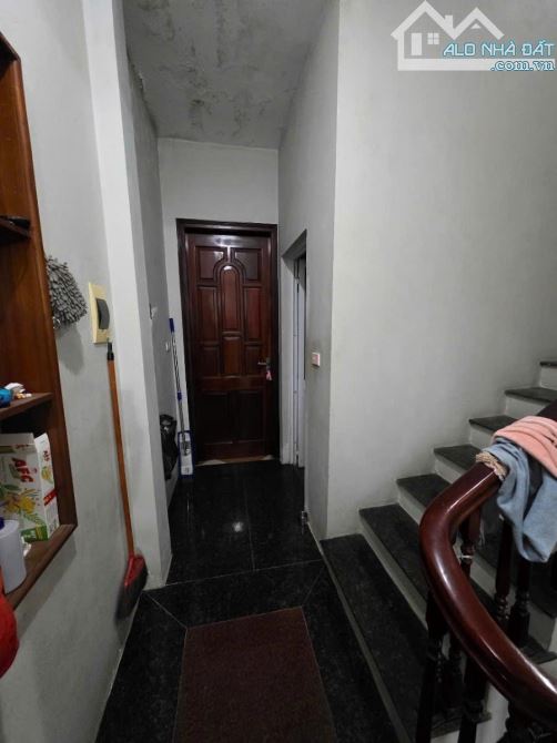 BÁN NHÀ PHỐ CẦU GIẤY 38m2 8.7ty NỞ HẬU - GẦN PHỐ - 3 GÁC VÀO NHÀ - DÂN XÂY CHẮC CHẮN - 11