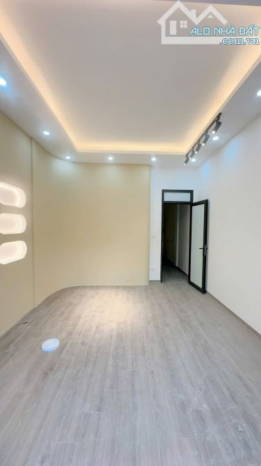 VỊ TRÍ ĐẮC ĐỊA ! Hoàng Văn Thái, Gara ô tô, Ô tô tránh, 64m2, Chỉ 15.5 tỷ - 1