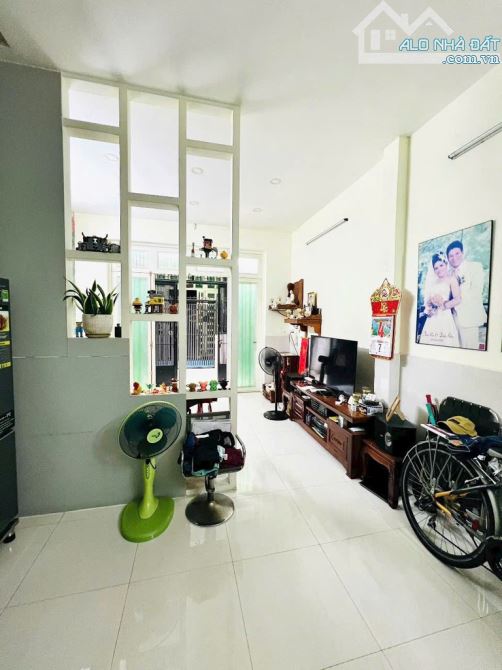 BÁN NHÀ TÂN PHÚ -HẺM XE HƠI-2 TẦNG -2PN 2WC NHỈNH 4 TỶ - 1