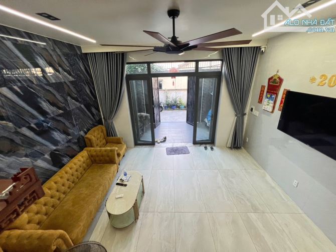 Bán nhà 3 tầng đẹp 91m2, ngay CD Công Thương Q9, hẻm oto 7 chỗ, 7.x tỉ - 1