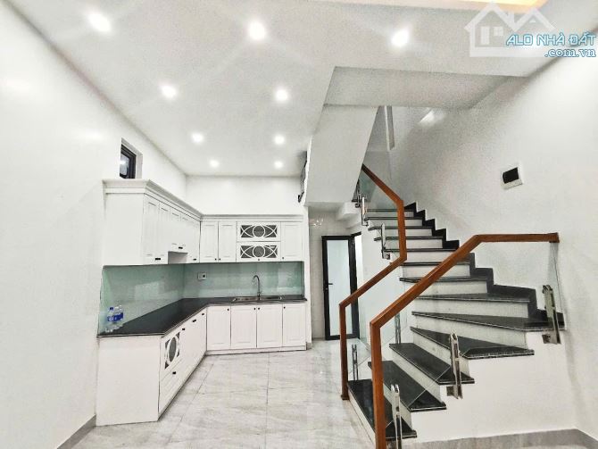Bán nhà 4 tầng lô góc độc lập ngõ 633 Thiên Lôi - 1