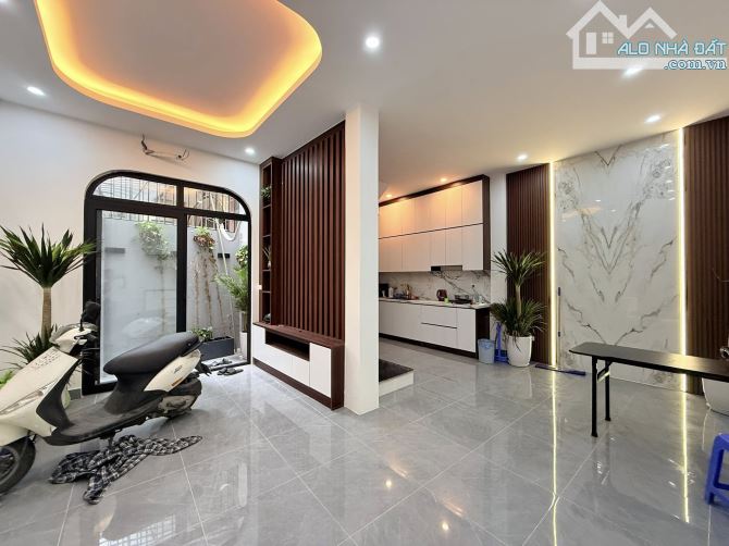 BA BƯỚC CHÂN RA HỒ TÂY - LẠC LONG QUÂN ~ 45m x 5 Tầng ,MT 5,5m - Tc 10,5 tỷ - 1