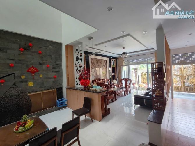 Cho thuê biệt thự siêu đẹp, full nội thất, gần ngã tư Tân Phong - 1