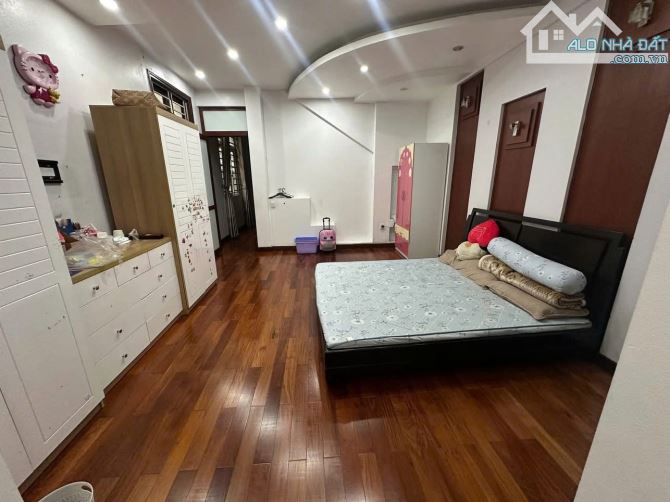 Cho thuê nhà ngõ Trần Quốc Hoàn dt 75mx 5 tầng, ô tô vào nhà - 1