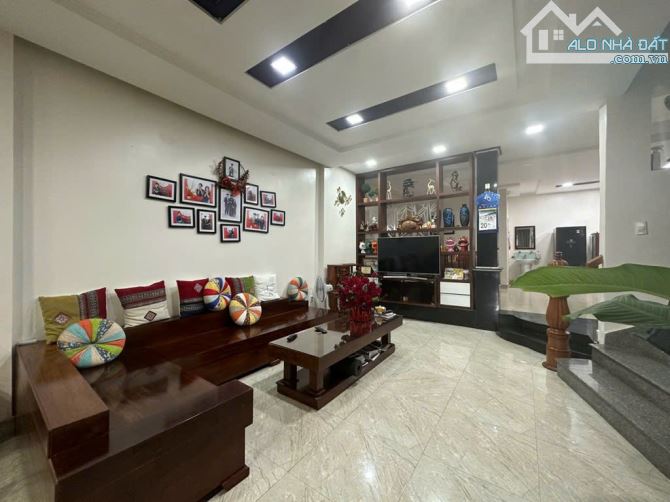 Bán Nhà 3 Tầng Mặt Tiền Trưng Nữ Vương gần Nguyễn Trác. - 1
