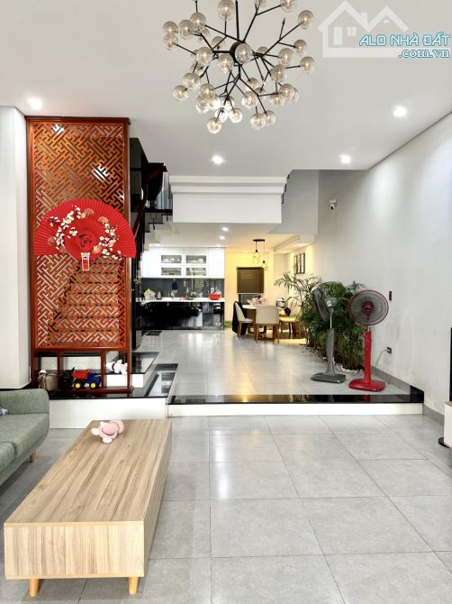 SIÊU PHẨM 4 TẦNG MẶT TIỀN BÀU GIA THƯỢNG- CHỦ ĐỂ FULL NỘI THẤT XỊN- MUA VỀ Ở NGAY. - 1