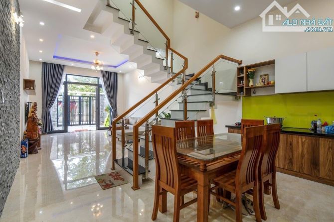 Bán nhà ngay Võ Văn Tần, Quận 3. Giá: 3 tỷ 530tr, 1 trệt 1 lầu, đường ô tô 6.5m - 1