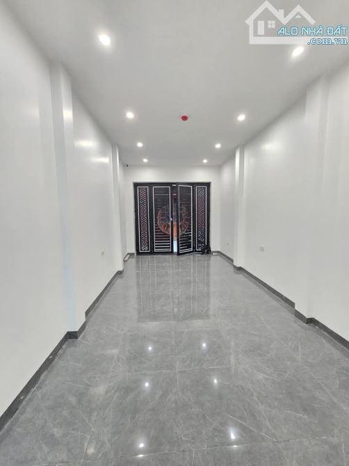 Nhà 5 tầng thang máy,ngõ phố Yên Lãng mới tinh,gần phố . - 1