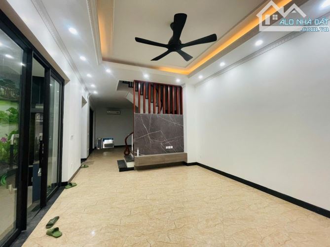 NHÀ ĐẸP - THANG MÁY - Ô TÔ ĐỖ CỬA VÀO NHÀ - NGÕ THÔNG TỨ TUNG - KHU LÕI LONG BIÊN - 1