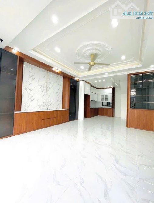 Siêu phẩm 3 tầng Độc Lập cực đẹp gần ngay chợ Minh Kha có sân cổng riêng - 1