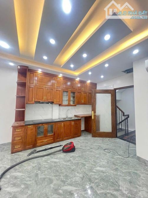 NHÀ MỚI CẦU GIẤY - PHÂN LÔ VF3 VÀO - THANG MÁY - 30M RA PHỐ 45m2*6T - 1