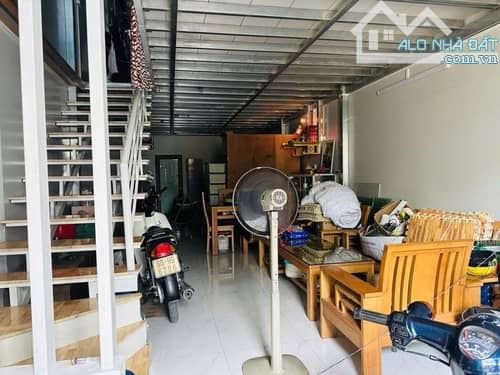Bán nhà 2T phố Chu Huy Mân, 50m2, mặt tiền 4m, sát ô tô- chỉ 6,4 tỷ. - 1