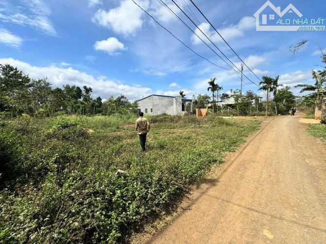 Eakmat hẻm cấp 1 trục chính view nhìn thấy sân bóng - 1