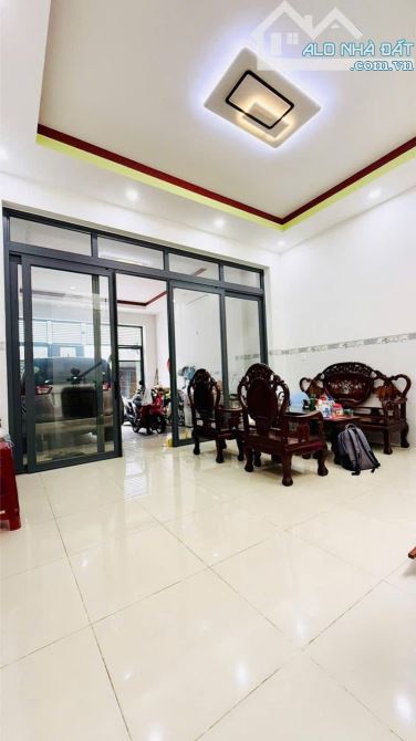 Bán nhà hẻm xe hơi thông gần chợ Hiệp Thành . 5x20m. Nhà mới . Giá 5,3 tỷ tl  . - 1