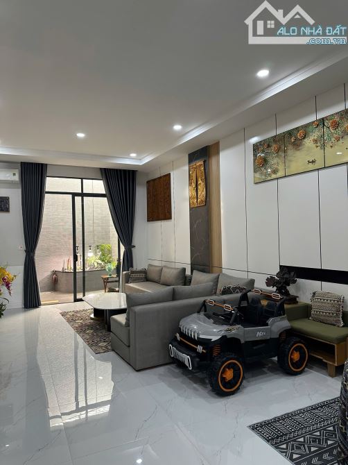 BÁN NHÀ 5 TẦNG NGANG 5,5M CÓ THANG MÁY TRUNG TÂM PHỐ BIỂN NHA TRANG GẦN CHỢ XÓM MỚI - 1