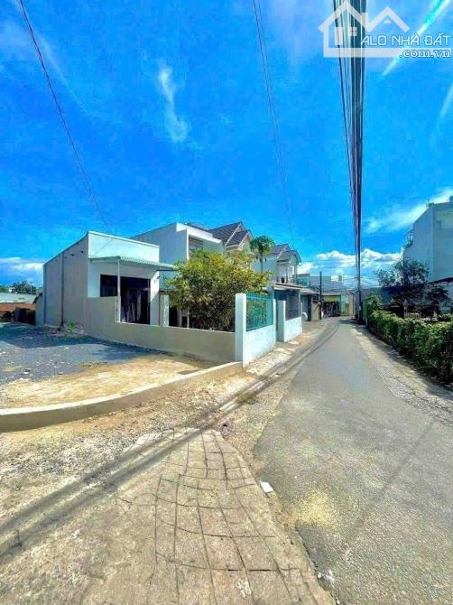 Bán đất sổ riêng thổ cư 140m2, 2 mặt đường p.Tân Phong, tiện kinh doanh. - 1