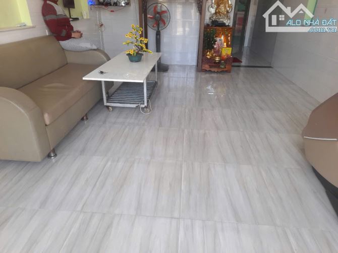Bán nhà hòn xện còn mới 90%, có 3 phòng ngủ , đường thông 7m gần công viên, gần biển 1km - 1